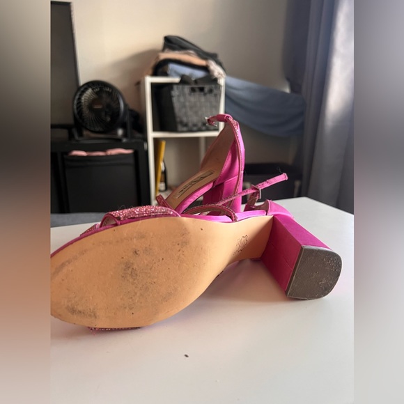 Pink High-heel - Picture 3 of 5